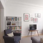 Flattered To Be In Appartement