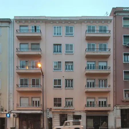 Flattered To Be In Апартаменты Лиссабон