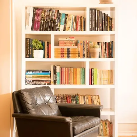 Flattered To Be In * Lissabon