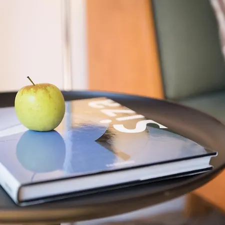 フラッタード トゥ ビー アパート