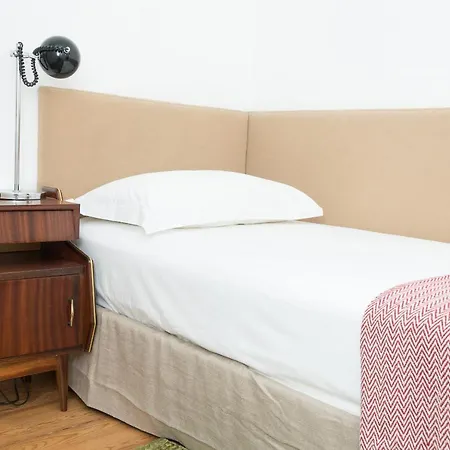 Flattered To Be In Appartement Lissabon
